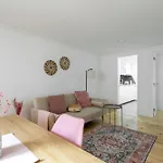 Cozy Bohemian Flat- Berry דירה ליסבון