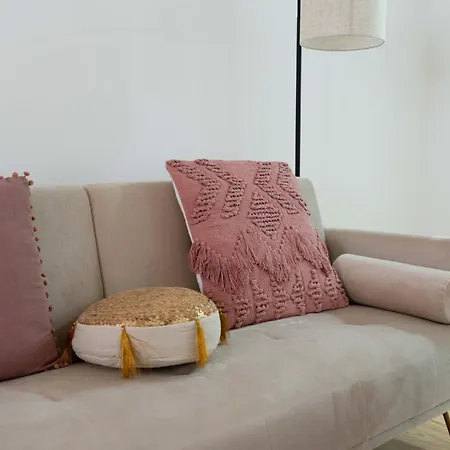Cozy Bohemian Flat- Berry * ליסבון
