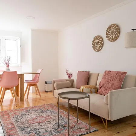 Cozy Bohemian Flat- Berry * ליסבון