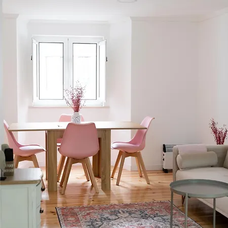 Cozy Bohemian Flat- Berry リスボン