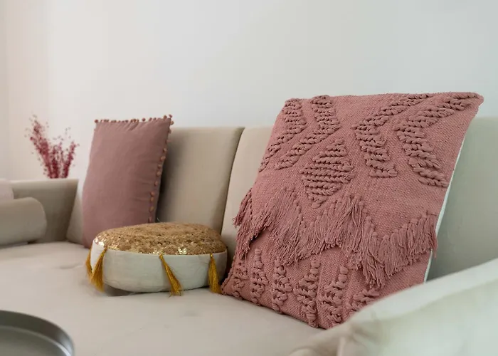 Cozy Bohemian Flat- Berry Lisboa