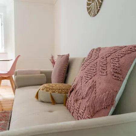 Apartment Cozy Bohemian Flat- Berry *